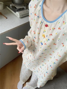 Détail du haut de pyjama à fleurs avec boutons colorés et texture coton plissé