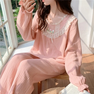 Détails du pyjama en coton rose avec broderie de tulipes et finitions en dentelle fine