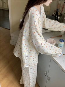 Détail d'un pyjama à fleurs montrant la texture du tissu et les bordures bleues