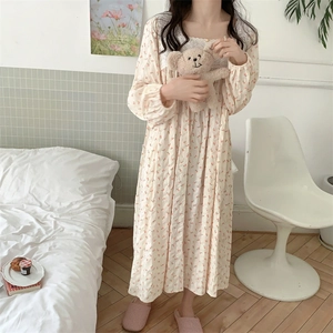 Dettaglio di camicia da notte a fiori con colletto in pizzo e polsini elastici