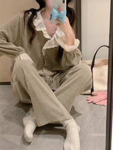 Détail d'un pyjama vert grisâtre avec col en dentelle et poignets élastiques doux