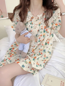 Détail du col en dentelle et broderie florale sur un pyjama d'été en coton pour femmes