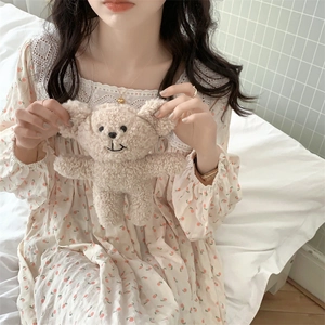 Dettaglio di camicia da notte floreale con colletto in pizzo bianco e bordo traforato fine