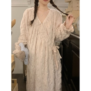 Peignoir en polaire corail crème à maille torsadée et poignets à volants doux