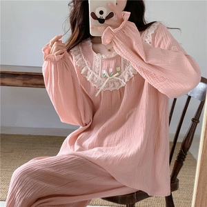 Détail du pyjama en gaze de coton rose avec col en dentelle blanche et broderie florale