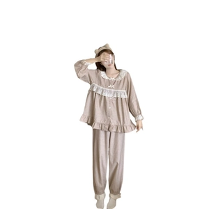 Damen Schlafanzug-Set aus Baumwolle in Taupe mit weißer Spitze und Schleifenverzierung