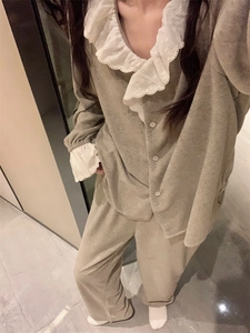 Détail d'un ensemble de nuit gris clair avec volants en dentelle blanche et col poupée