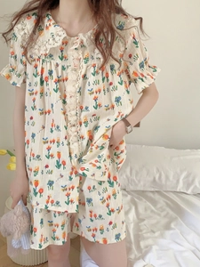 Détail d'un ensemble pyjama pour femme avec col en dentelle délicate et motifs floraux