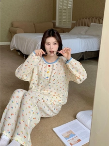 Détail d'un pyjama à fleurs avec boutons colorés et texture en coton doux et confortable