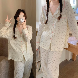 Détail du pyjama à fleurs roses avec liseré contrasté et texture en coton doux et confortable