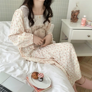 Dettaglio del colletto in pizzo su camicia da notte beige a fiori a maniche lunghe