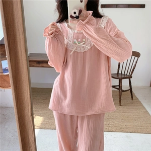 Détail d'un pyjama rose avec broderie tulipe et bordures en dentelle blanche élégante