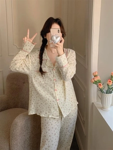 Vue détaillée du pyjama en coton fleuri avec bordure rose et col boutonné