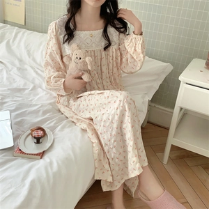 Dettaglio della camicia da notte a fiori con scollo quadrato in pizzo e ciondolo elegante