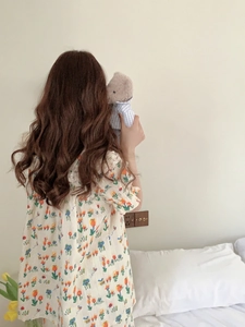 Vue arrière du pyjama court avec imprimé tulipes et détails de bordures en dentelle