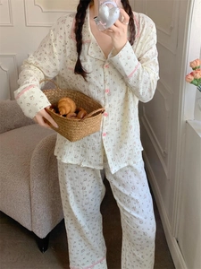 Gros plan détaillé du pyjama floral rose avec garniture à carreaux roses sur le col