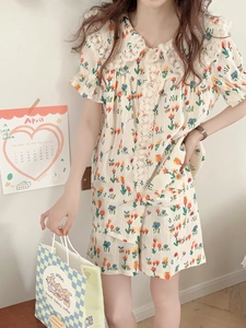 Détail d'un pyjama court à fleurs pour femmes avec un col en dentelle blanche délicate