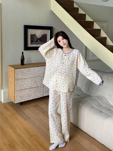 Détail d'un pyjama fleuri pour femme avec passepoil bleu et petits boutons colorés