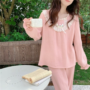 Détail du pyjama en coton rose avec col en dentelle et broderie de tulipes