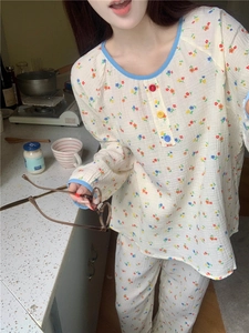 Détail d'un pyjama à fleurs avec boutons colorés et bordure de col bleu ciel élégante