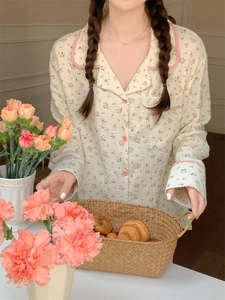 Détail du pyjama à fleurs roses avec col à revers et tissu en coton respirant