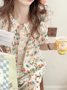 Détail du pyjama crème à fleurs avec bordures en dentelle blanche et manches bouffantes