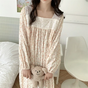 Dettaglio dell'elegante scollatura in pizzo e del motivo floreale della camicia da notte