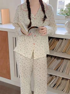 Détail de pyjama rose à fleurs avec col festonné et finitions boutonnées