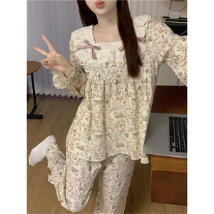 Set pigiama dolce con stampa floreale e cigni, scollo quadrato in pizzo e fiocchi rosa