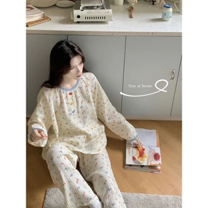 Pyjama femme à fleurs à manches longues avec boutons colorés et liseré bleu