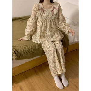 Pigiama floreale da donna con colletto a balze in pizzo e grazioso fiocco color lavanda