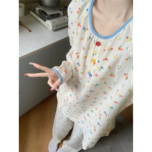 Pyjama floral à manches longues avec boutons colorés et col rond en gaze de coton doux
