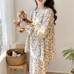 Détail de l'ensemble pyjama avec motif chiot montrant la coupe ample et les poignets côtelés
