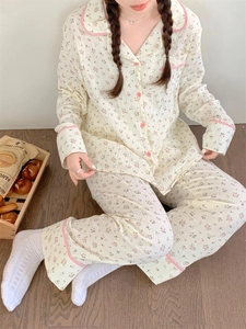Détail du pyjama à fleurs roses avec texture gaufrée et finitions à carreaux roses
