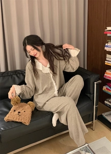 Détail du vêtement de détente mignon avec col en dentelle, pantalon et bandeau ours