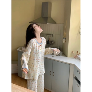 Ensemble pyjama femme en coton à fleurs avec manches longues et liseré bleu clair