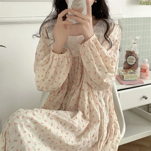 Dettaglio della camicia da notte floreale con pizzo bianco e polsini elastici