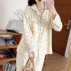 Détails du pyjama en coton crépon avec bordure bleue et motif à pois colorés