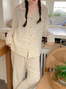 Détail du pyjama à fleurs douces avec bordure rose ondulée et pantalon assorti en scène