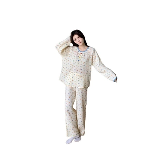 Pyjama deux pièces pour femmes avec imprimé fleuri, manches longues et col rond en beige