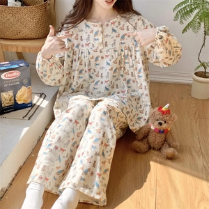 Détail de l'imprimé chien mignon sur l'ensemble pyjama en coton beige pour femmes