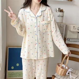 Détail d'un pyjama à pois colorés avec liseré bleu et poche de poitrine élégante