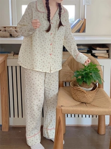 Détail du pyjama à fleurs avec liseré rose et texture en gaze de coton doux