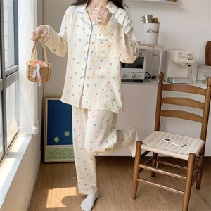 Détail de l'ensemble de pyjama jaune à pois colorés avec des liserés bleus contrastés chics