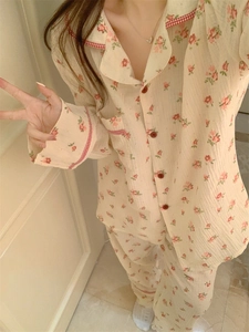 Détail de l'ensemble de pyjama à fleurs avec passepoil écossais rouge sur le col revers