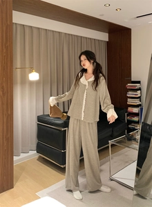 Détails de col en dentelle et texture en maille douce sur pyjama chaud pour femmes