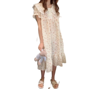 Dolce camicia da notte floreale crema con fiori rosa e dettagli collo a volant