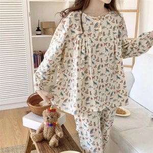 Détail d'un pyjama à imprimé chien avec col à boutons et poignets élastiques à la maison
