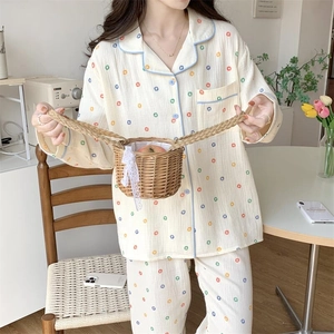 Détail du pyjama à pois colorés avec col à revers classique et poche poitrine décorative