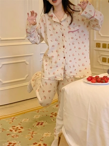 Détail d'un pyjama femme à manches longues avec imprimé roses et liseré contrasté rouge